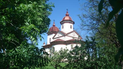 Biserica - vedere exterioară
