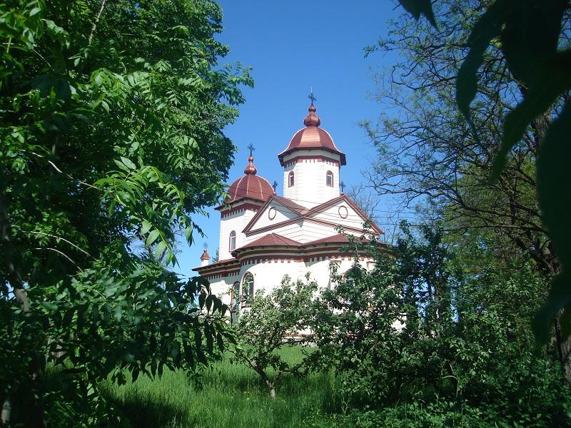 Biserica - vedere exterioară